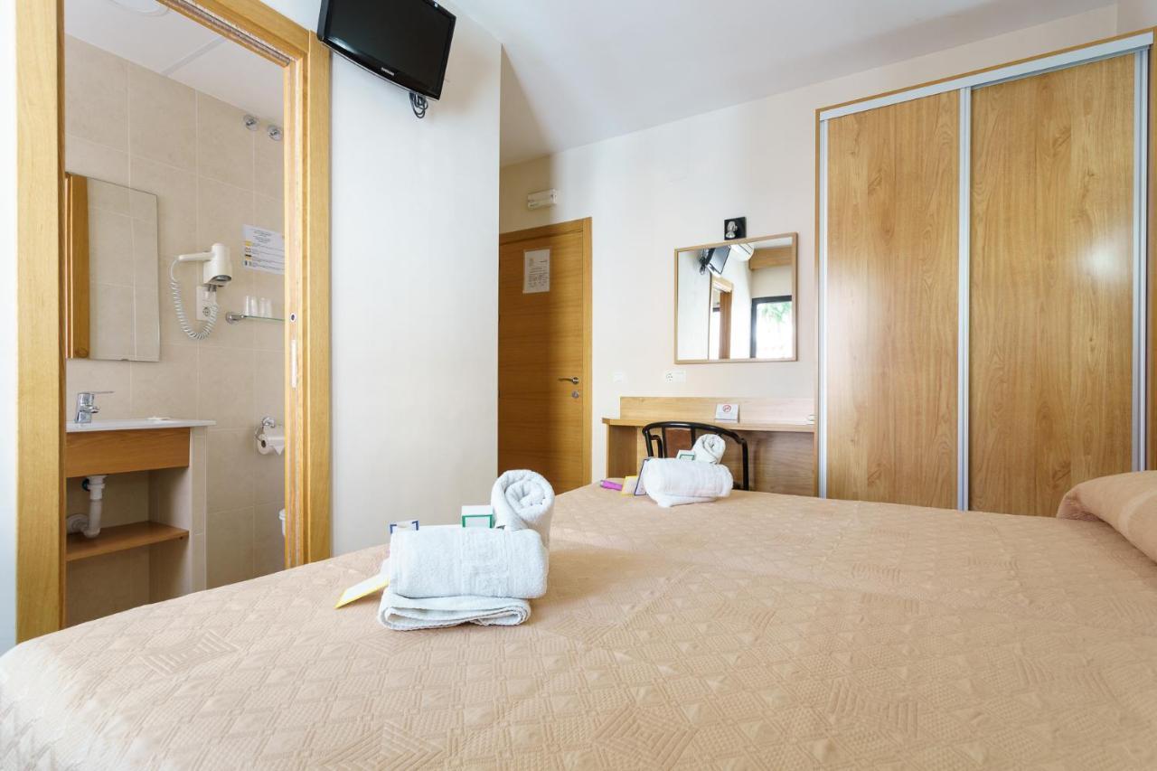 Hostal Costabella Powered By Faro Homes Fuengirola Kültér fotó