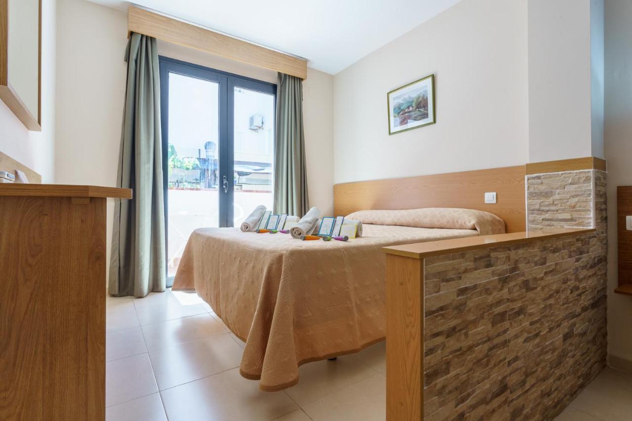 Hostal Costabella Powered By Faro Homes Fuengirola Szoba fotó
